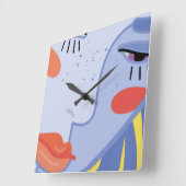 een vrouwengezicht met een heldere lippenstift. vierkante klok (Hoek)