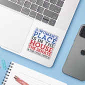 Een vrouwenplaats is in het huis sticker (Laptop met iPhone)