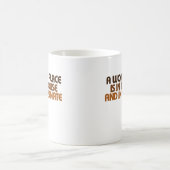 Een vrouwenplaats is in huis en in de senaat koffiemok (Center)