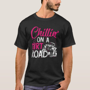 Een vuile weg op weg naar het wegmeisje t-shirt
