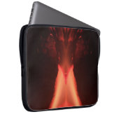 Een vulkaan van Oranje en rood vuur Laptop Sleeve (Voorkant Rechts)