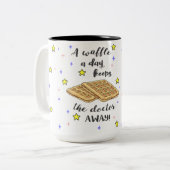 Een wafel per dag houdt de dokter weg! tweekleurige koffiemok (Voorkant links)