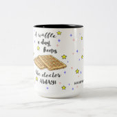 Een wafel per dag houdt de dokter weg! tweekleurige koffiemok (Center)