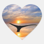 Een walvisstaart bij zonsondergang hart sticker (Voorkant)