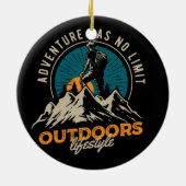 Een wandelaar klimt naar de top van de berg keramisch ornament (Achterkant)