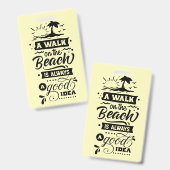 Een wandeling op het strand is altijd een goed ide badge (Voor- en achterkant)