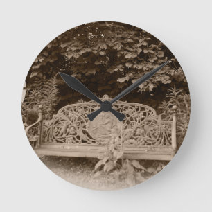 Een wandklok met een oude gefaseerde blik