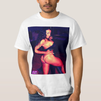 een warm zwart meisje uit de visnet bikini t-shirt
