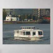 Een waterbus in Cardiff Bay Poster (Voorkant)