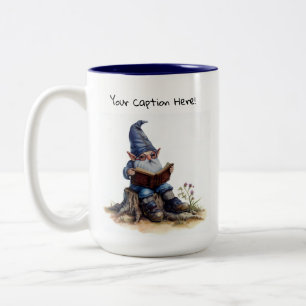 Een waterverfschilderij van een schattige kabouter tweekleurige koffiemok