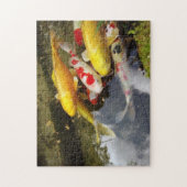 Een waterweg vol Japanse koikarpers Legpuzzel (Verticaal)