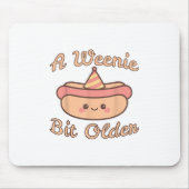 Een Weenie wat ouder is een Schattige en grappig h Muismat (Voorkant)