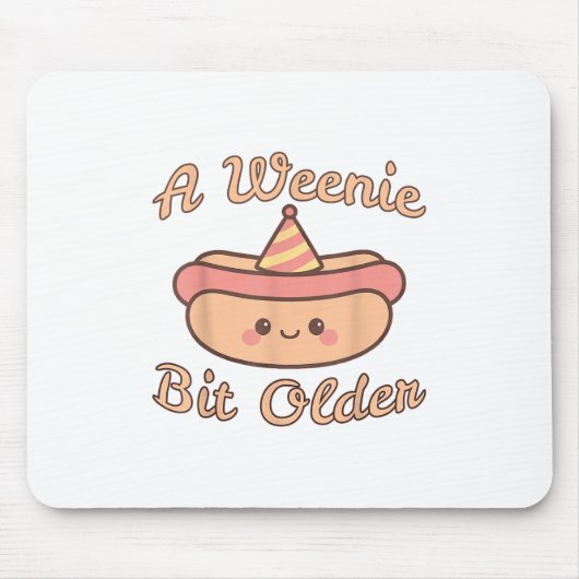 Een Weenie wat ouder is een Schattige en grappig h Muismat (Voorkant)