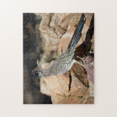 Een wegloper pauzeert tijdelijk op zijn onderzoek legpuzzel (Verticaal)