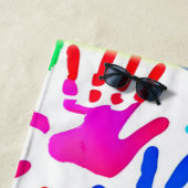 Een wereld van handen in kleur strandlaken (In situ)