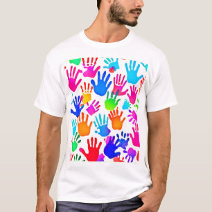 Een wereld van handen in kleur t-shirt