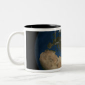 Een wereldwijd uitzicht over Europa en Scandinavië Tweekleurige Koffiemok (Links)