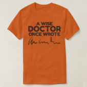 Een wijze dokter schreef ooit gekraakt grappig des t-shirt (Design voorkant)