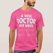 Een wijze dokter schreef ooit: Hilarische dokter H T-shirt (Voorkant)