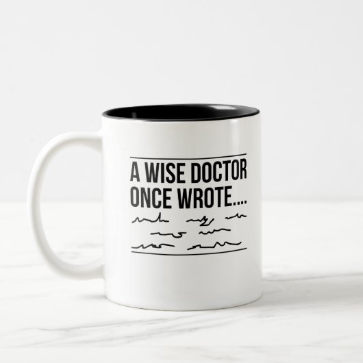 Een wijze dokter schreef ooit zwart tweekleurige koffiemok (Links)