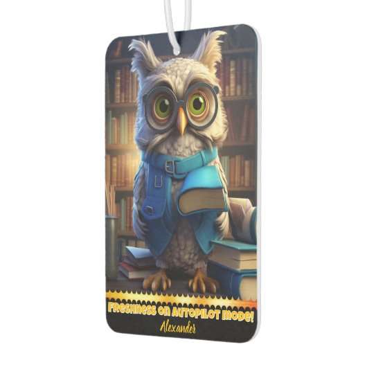 Een wijze uil omringd door boeken in een gezellige luchtverfrisser (Links)