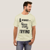 Een winnaar houdt nooit op met proberen - Motivati T-shirt (Voorkant volledig)