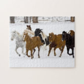 Een winter schilderachtig van hardlooppaarden legpuzzel (Horizontaal)