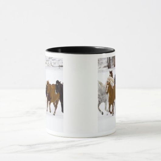 Een winter schilderachtig van hardlooppaarden mok (Midden)