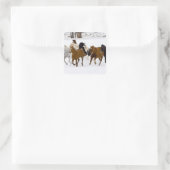 Een winter schilderachtig van hardlooppaarden vierkante sticker (Tas)