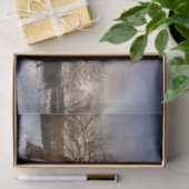 Een winterboom die een gestreepte schuur beschermt tissuepapier (Geschenk)