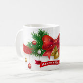 Een winterdag met een kerstboom bedekt met sneeuw  koffiemok (Voorkant links)