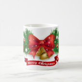 Een winterdag met een kerstboom bedekt met sneeuw  koffiemok (Center)