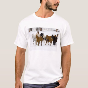Een winters landschap met rennende paarden t-shirt