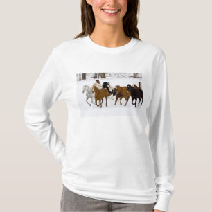 Een winters landschap van rennende paarden t-shirt