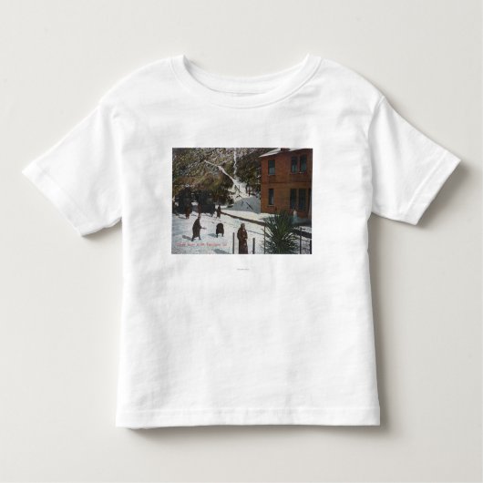 Een winterscène, volwassenen die in sneeuw spelen kinder shirts (Voorkant)