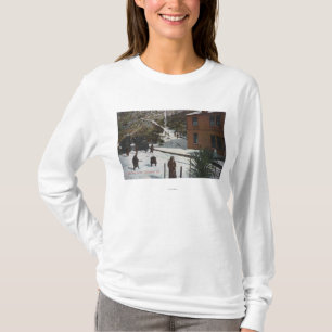 Een winterscène, volwassenen die in sneeuw spelen t-shirt