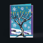 Een winterse Chanoeka Feestdagen Kaart<br><div class="desc">De Chanoeka valt vaak in de winter, enkel aangezien de eerste sneeuwvlokken zacht door de hemel vallen. De mensen steken de lamp van de Chanoeka door een venster, met een uitzicht van de nachthemel aan. Deze die kaart toont een lamp van de Chanoeka, als een snow-covered, naakt-vertakte die boom wordt...</div>