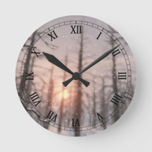 Een winterslaapklok in de nacht ronde klok