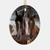 Een winterversiering met twee paarden keramisch ornament (Rechts)