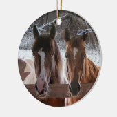 Een winterversiering met twee paarden keramisch ornament (Links)