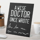 Een Wise Doctor Once Wrote - Funny Doctor Gezegde  Reclamebord Met Voetstuk (Insitu)