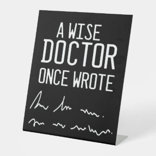 Een Wise Doctor Once Wrote - Funny Doctor Gezegde  Reclamebord Met Voetstuk