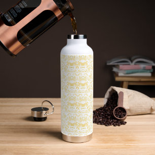 Een wit en goud behang met een patroon erop waterfles