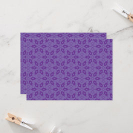 Een wit inpakpapier met een herhalend patroon van kaart