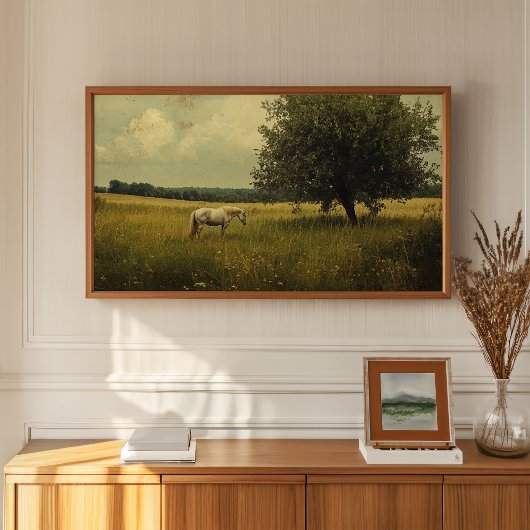 Een wit paard dat op een veld graast poster