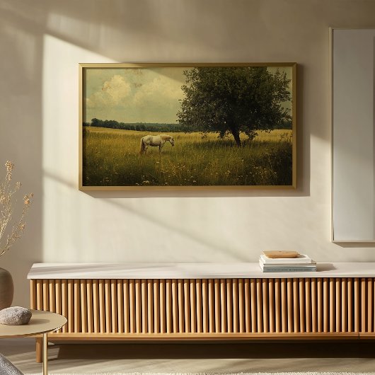 Een wit paard dat op een veld graast poster