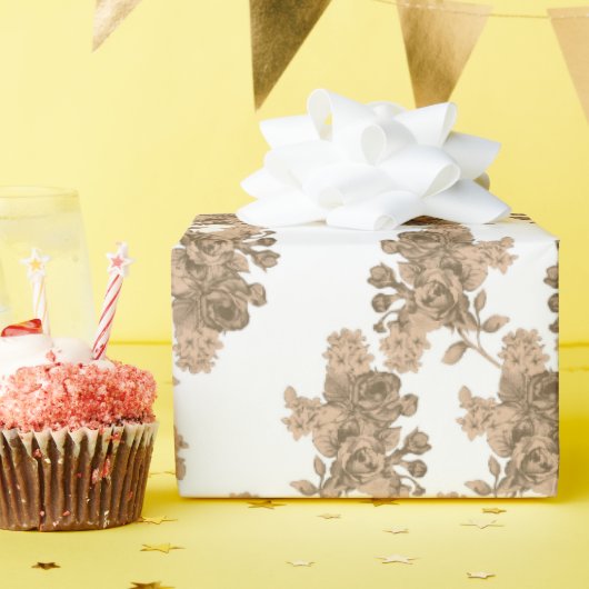 Een witte achtergrond met bruine bloemen erop cadeaupapier (Verjaardagsfeest)