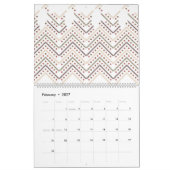 Een witte achtergrond met bruine en rode stippen kalender (Feb 2027)