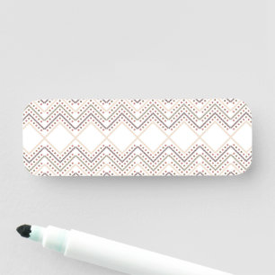 Een witte achtergrond met bruine en rode stippen naamplaatje