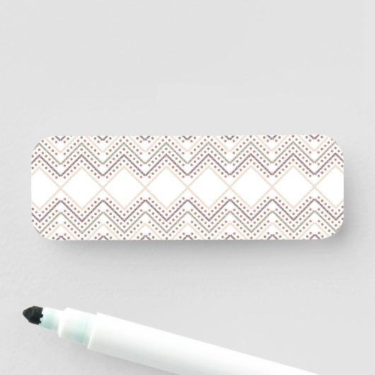 Een witte achtergrond met bruine en rode stippen naamplaatje (In situ)